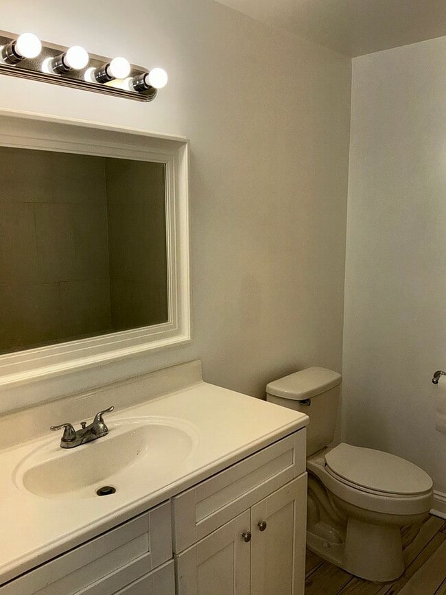 Building Photo - Beautiful 3BR 2BA condo located in the Dec...