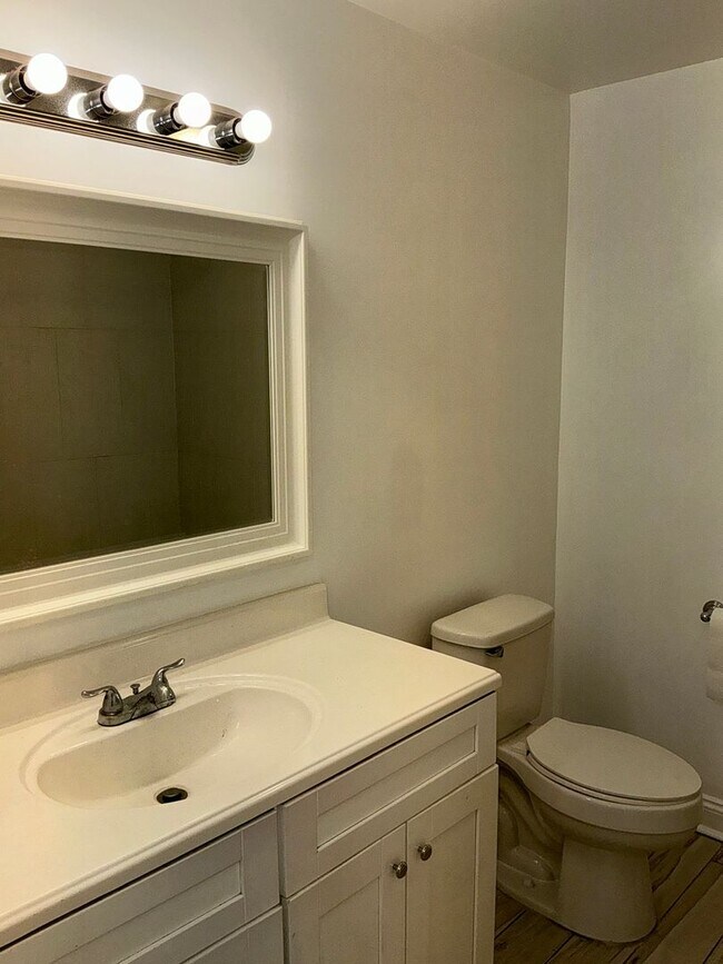 Building Photo - Beautiful 3BR 2BA condo located in the Decoverly neighborhood of Rockville