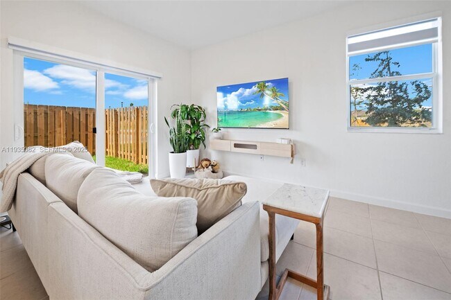 Building Photo - 2400 SE 29th St