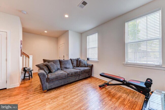 Building Photo - 10 Manchester Dr