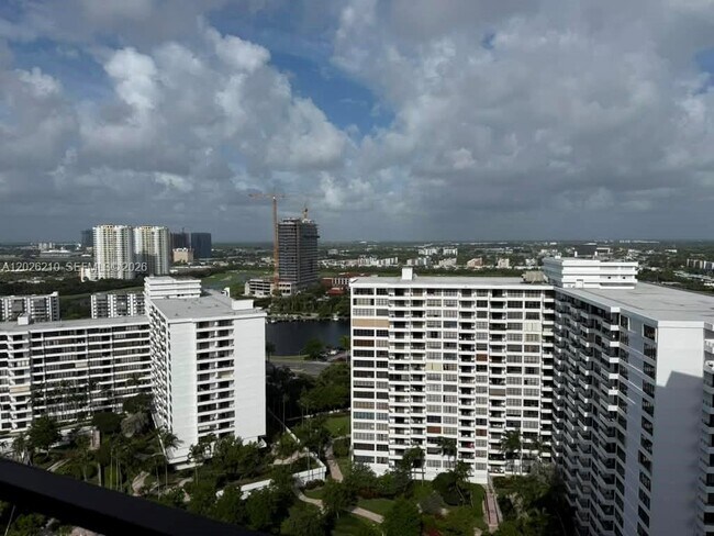 Building Photo - 2500 Parkview Dr