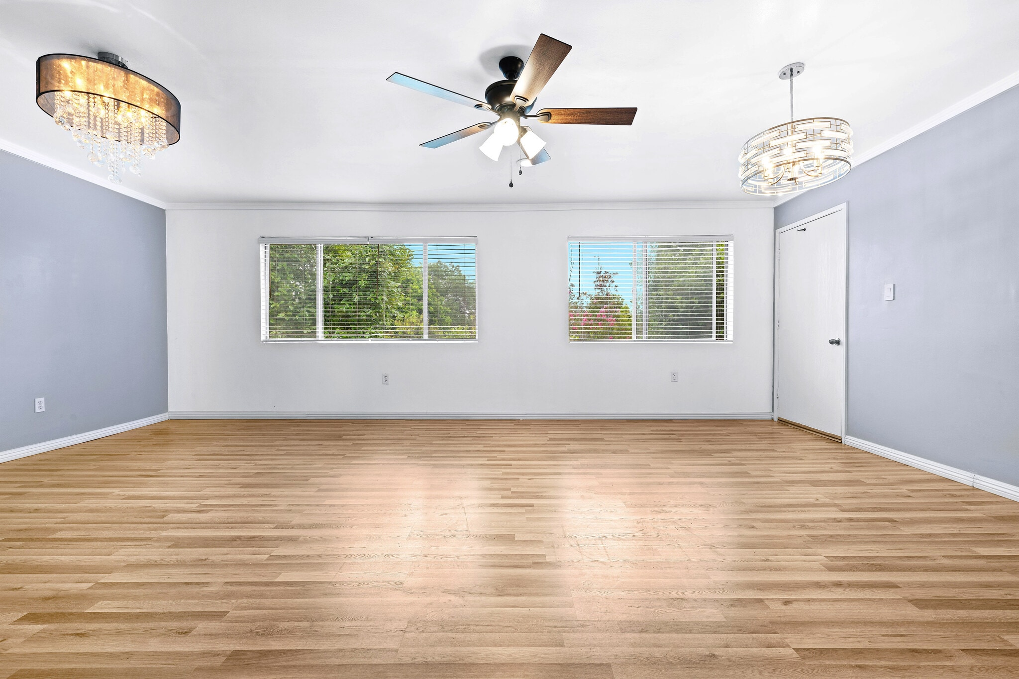 Living room with open space and beautiful garden view - 12801 Moorpark St