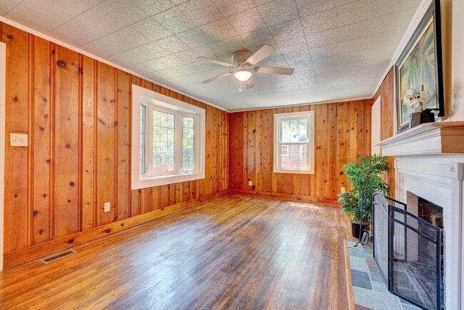 Building Photo - Charming Cape Cod Home - Fenced Yard, Detached Garage, Pet Friendly!