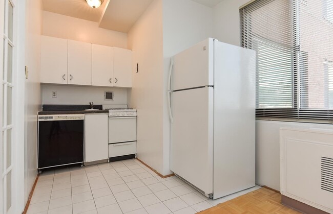 Building Photo - Spacious & Bright Junior 1 Bedroom at River Place East