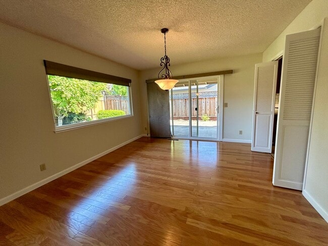 Building Photo - Welcome to this charming 3-bedroom, 2-bath home located in a desirable Oakmont 55+ adult community