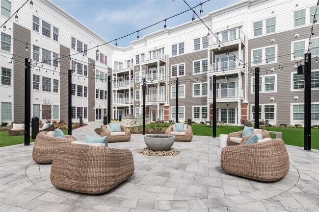 Building Photo - 2069 E Hoffman Ave