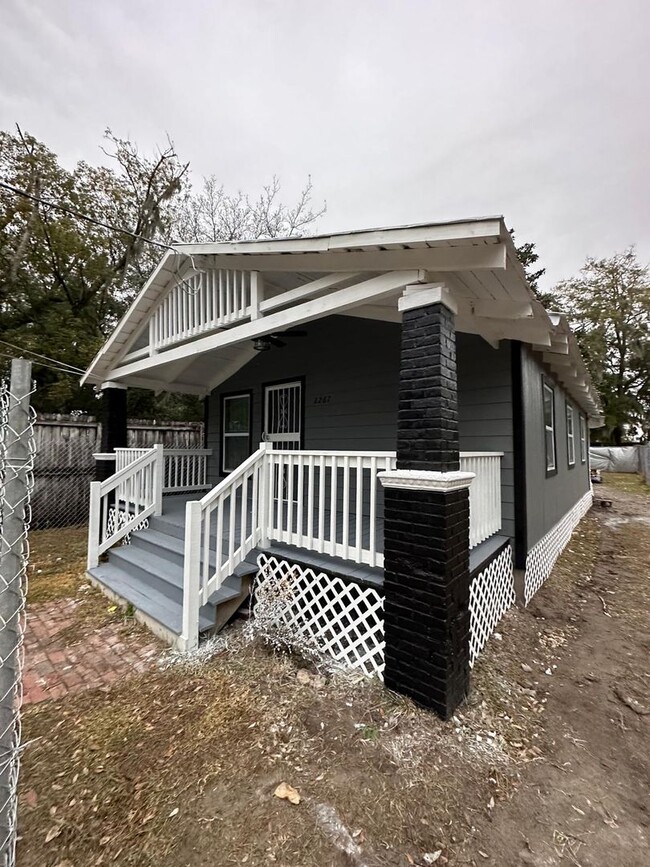 Building Photo - Fully Renovated 3/1 Single Family House Av...