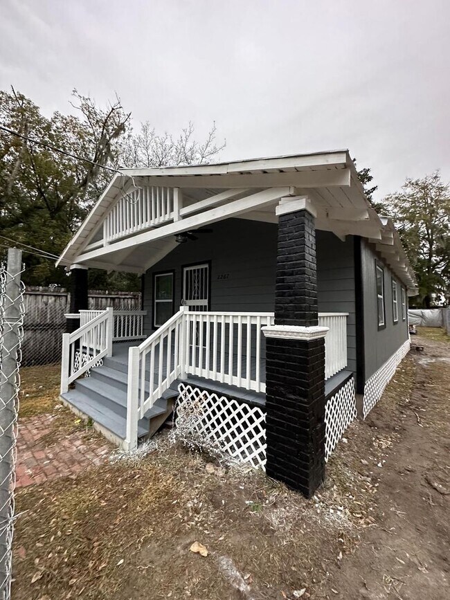 Building Photo - Fully Renovated 3/1 Single Family House Available for Immediate Rent!