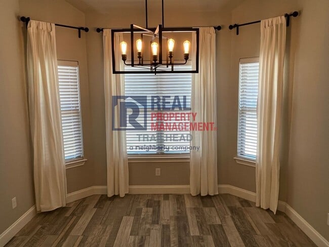 Building Photo - Stunning 3 Bed 2 Bath Home in Gated Lakesi...