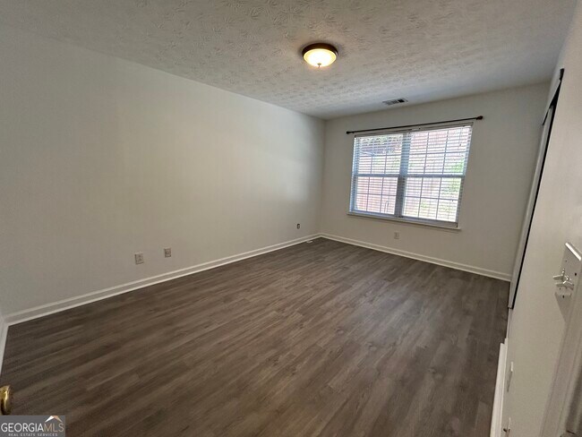 Building Photo - 2380 Lexington Ln