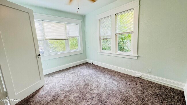 Building Photo - 215 Glenview Blvd