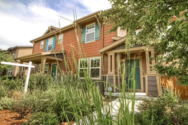 Building Photo - Beautiful 3 bedroom townhome in Central Park (Stapleton) Neighborhood