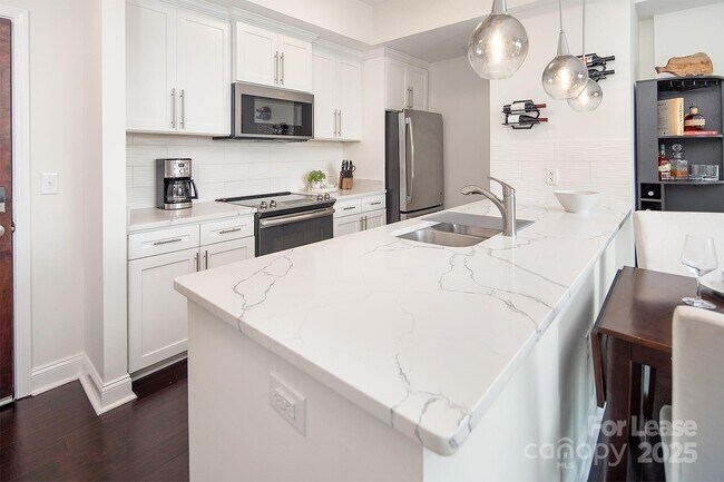 Primary Photo - 300 W 5th St