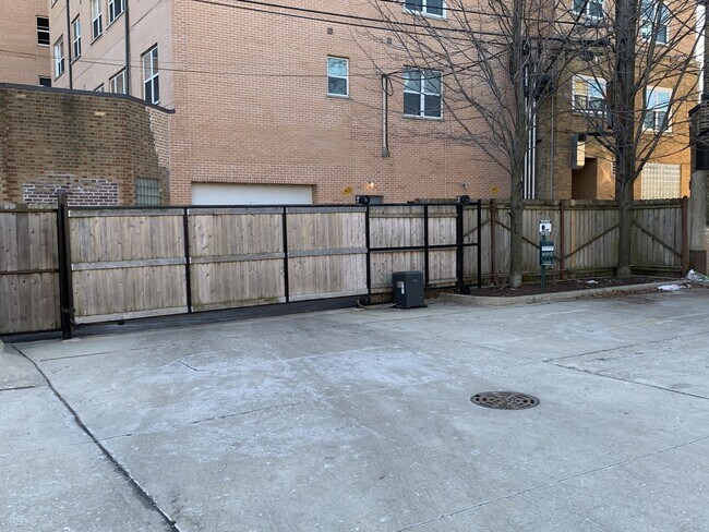 Building Photo - 6125 N Clark St