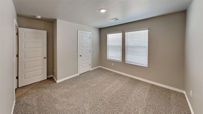 Building Photo - 2740 Dennis Dr