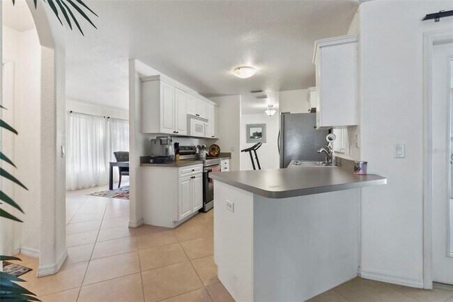 Building Photo - 1728 Kadashow Ave