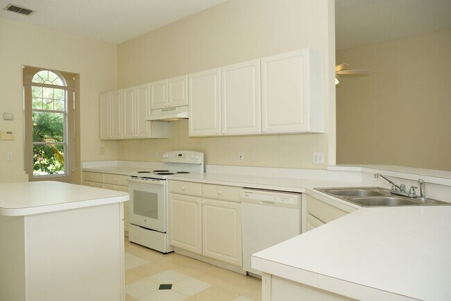 Building Photo - Beautiful, 3/2, single family, waterfront ...