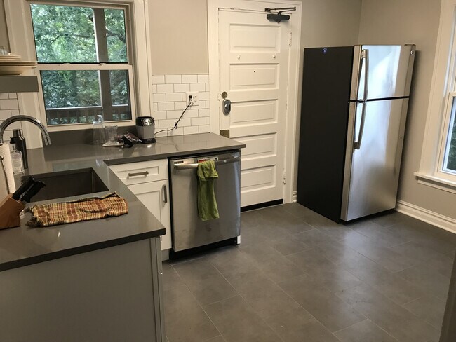 Building Photo - 1024 Foster St