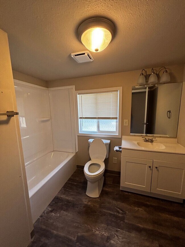 Building Photo - Remodeled 3 bed/ 2 bath with a sperate bon...