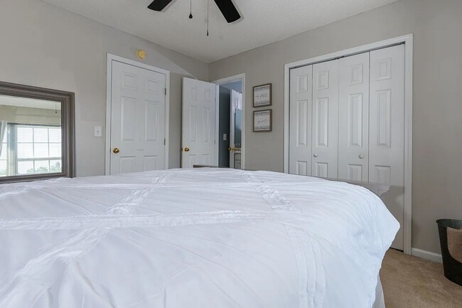 Building Photo - Spacious home located in the beautiful and...