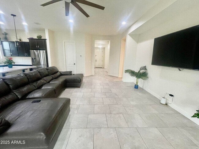 Building Photo - Gorgeous 4 bed 3.5 bath + Den with FULL SO...