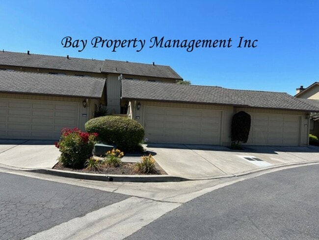 Building Photo - Gated Willowood condo with 3 bedrooms, 2 1/2 baths