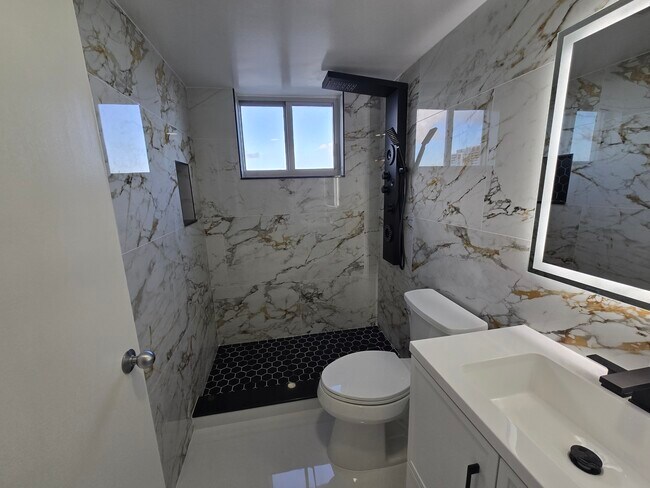 Building Photo - 1700 NW North River Dr