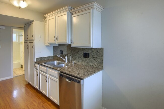 Building Photo - Stunning Condo Unit In Prime Location!