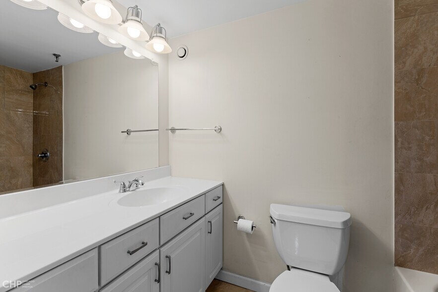 Master Bath - 70 W Huron St