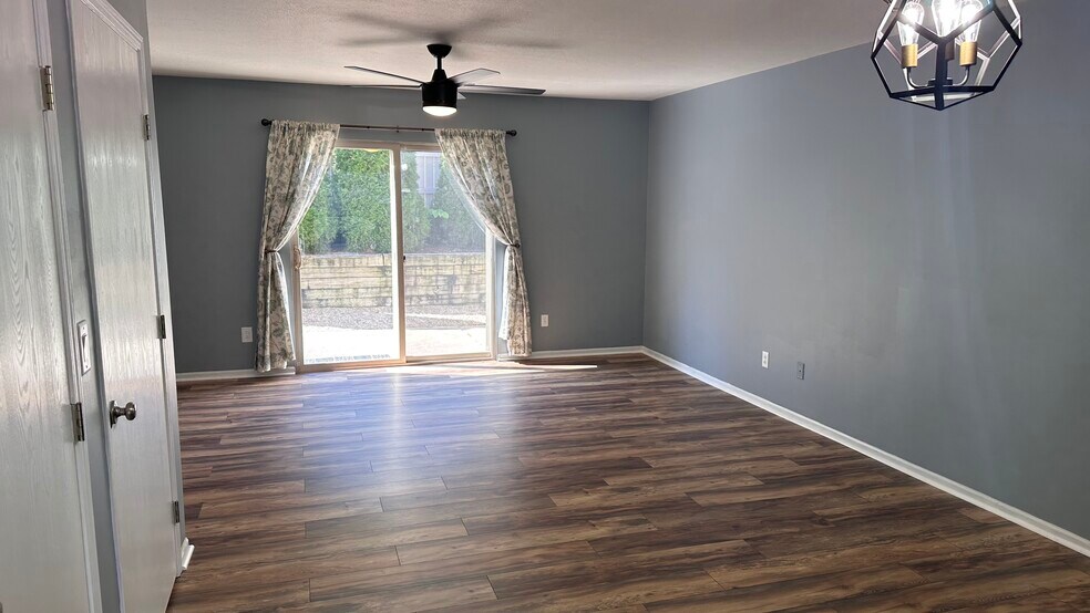 Building Photo - 1223 Rivercrest Dr
