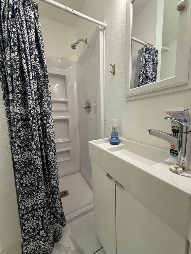 Building Photo - MOVE-IN READY Cozy Studio on South Broadway!!