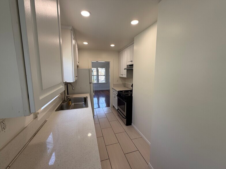 Kitchen - 413 Robinson St