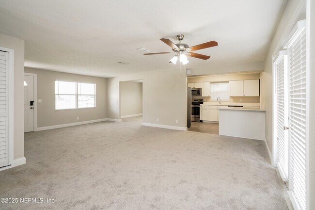 Building Photo - 583 Madeira Dr