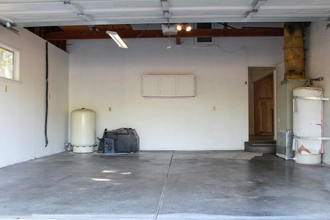 Building Photo - 3 Bedroom, 2 Bathroom Home in Chico with L...