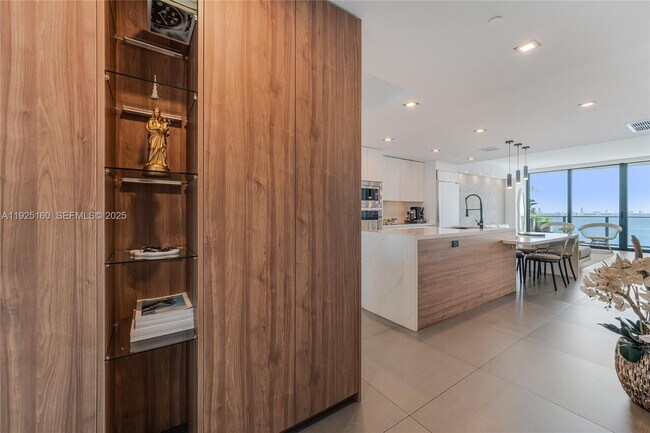 Building Photo - 460 NE 28th St