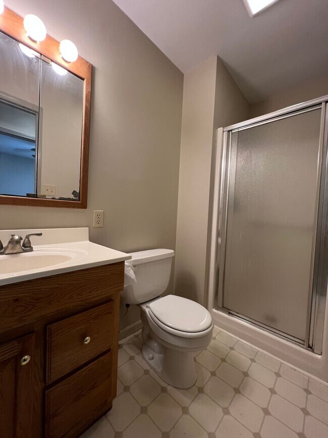 Building Photo - 3 bedroom/2 bath house close to KU with washer/dryer