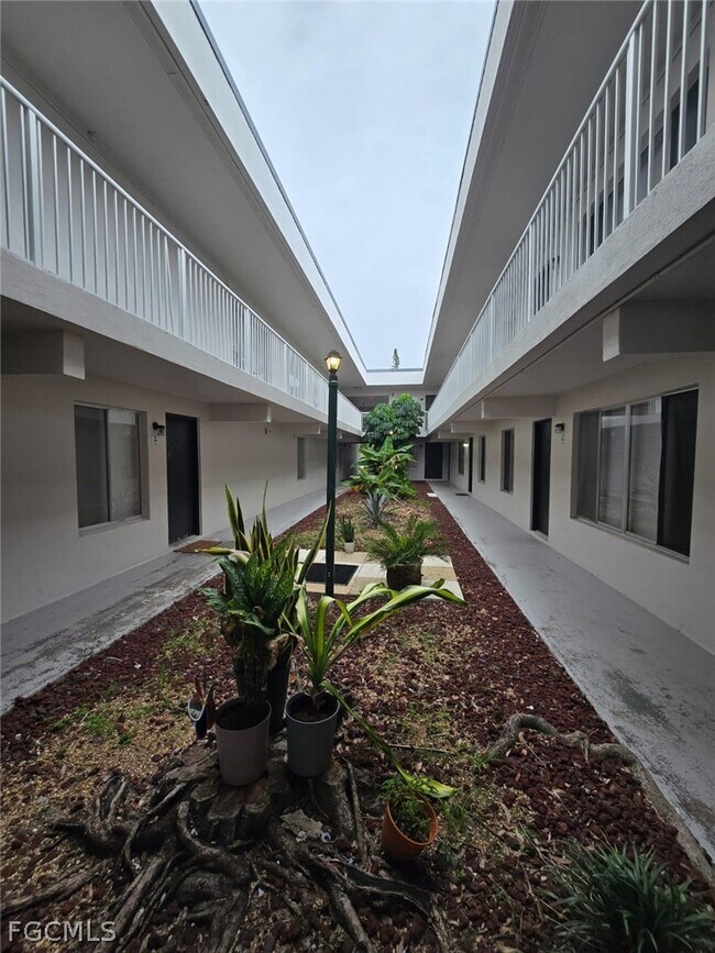 Building Photo - 1830 Maravilla Ave