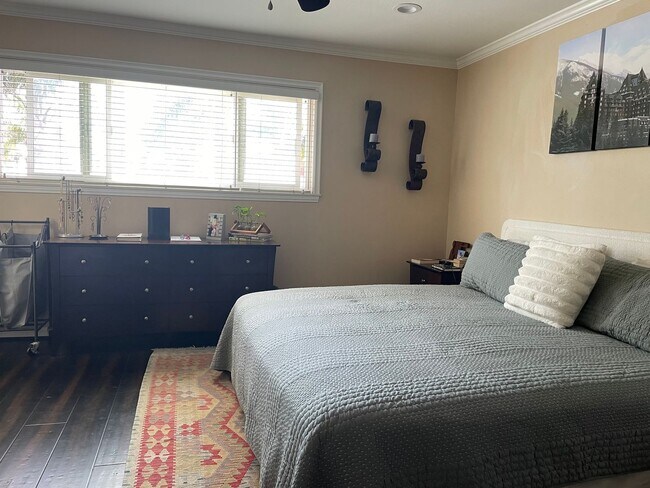 Building Photo - Spacious East Ventura 4 Bedroom 2 Bath Pool Home