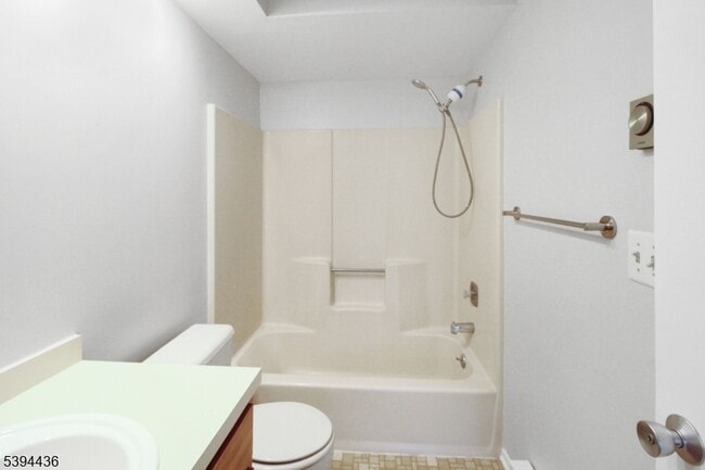 Building Photo - 70 Meadowview Dr