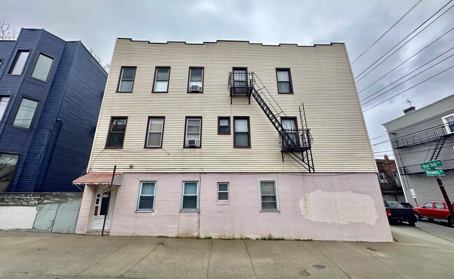 Building Photo - 39 Bowers St