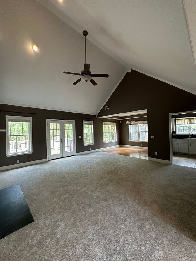 Building Photo - Move-In ready 3-bedroom 2-bathroom house on the Eastside