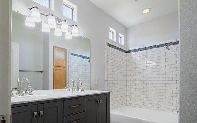 Building Photo - Gorgeous 2/2.5 condo for rent in Scottsdale.