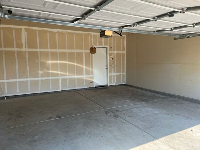 Building Photo - Dinuba House For Rent