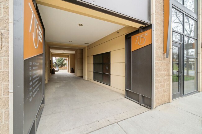 Building Photo - One Bedroom Furnished Condo in Uptown Char...