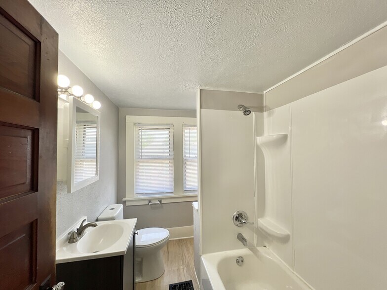 Building Photo - 1549 Porter Ave