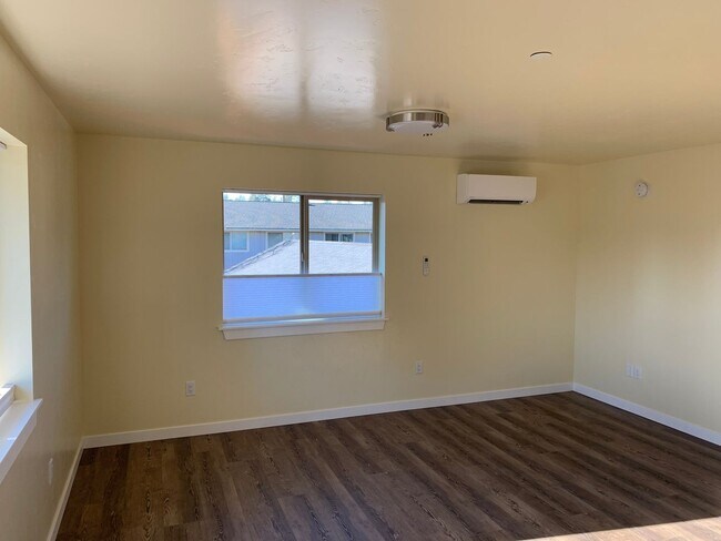 Building Photo - CHECK OUT THIS WARM 1 BEDROOM, 1 BATH APAR...