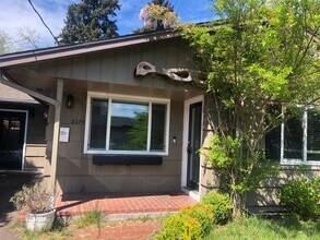 Building Photo - Darling 3 bedroom bungalow in Ferry St Bridge neighborhood!