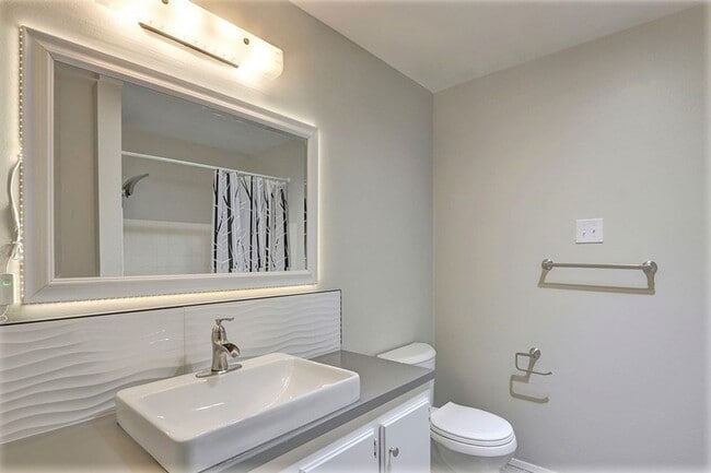 Building Photo - Updated Lynnwood 1 BD 1BA