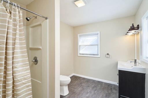 Building Photo - Renovated 5 Bedroom 2.5 Bath home