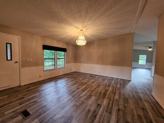 Building Photo - 3 Bed  2 Bath  2 Garage/Workshop and Fenced